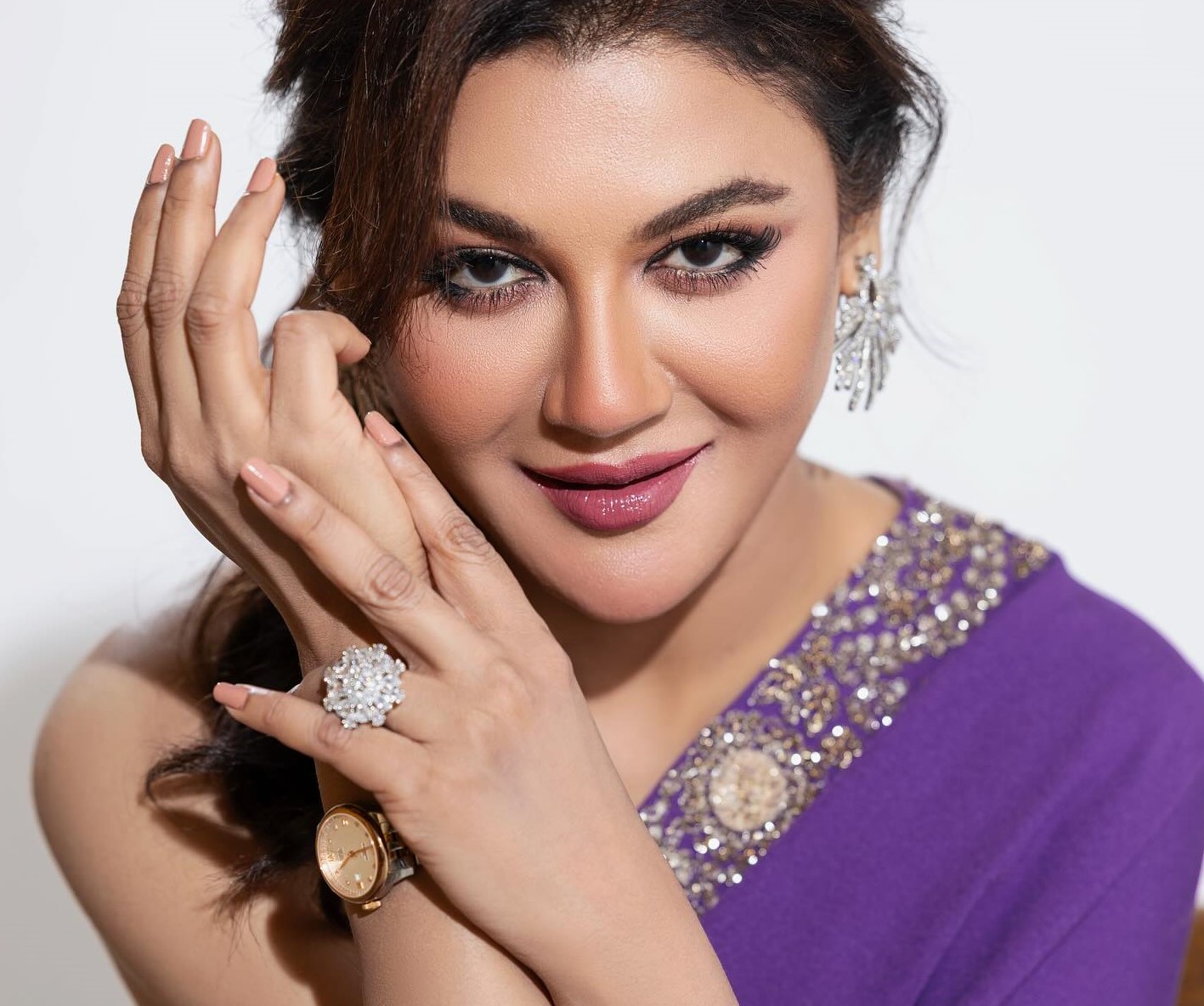 বেগুনি শাড়িতে জয়া আহসানের চমক