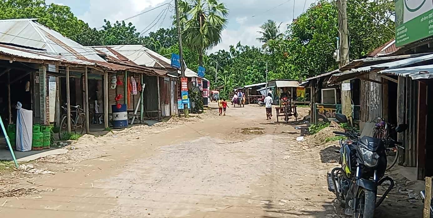 ব্যক্তিগত জায়গা বুঝে না দেওয়ায় সড়ক নির্মাণ কাজ বন্ধ