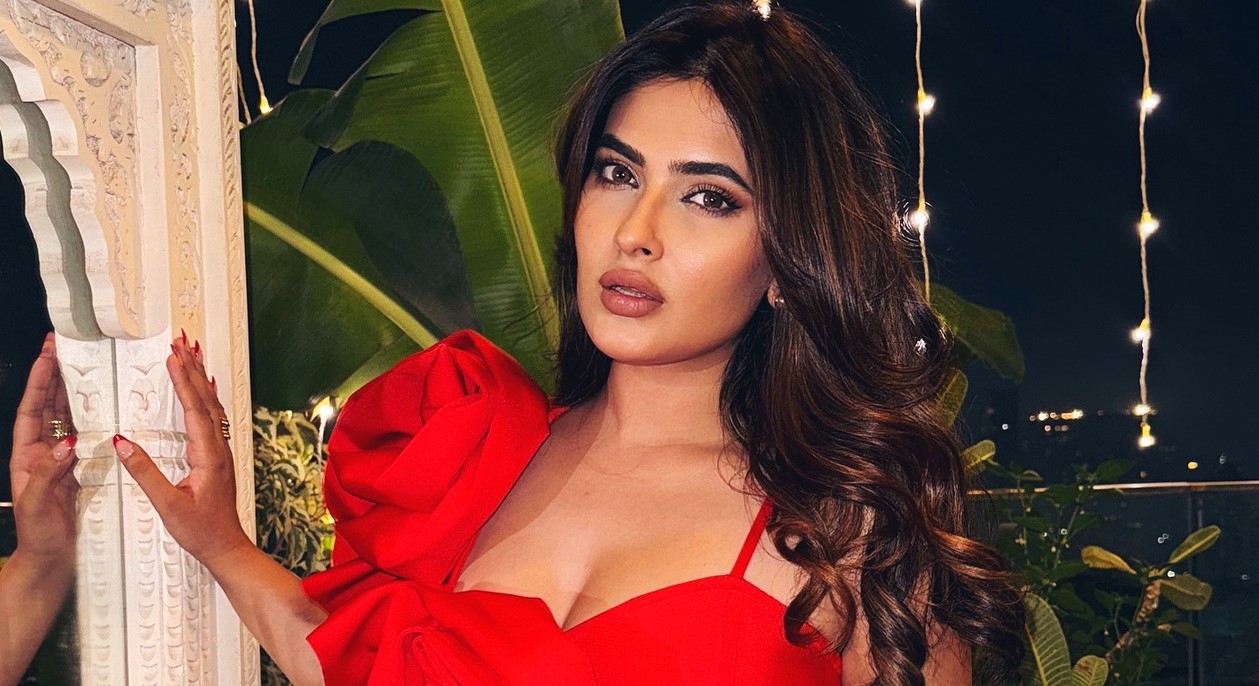 চলন্ত ট্রেন থেকে লাফ দিলেন কারিশমা!