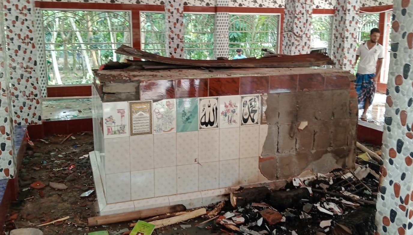 হোমনায় মাজার ভাঙচুর ও বসতঘরে আগুন