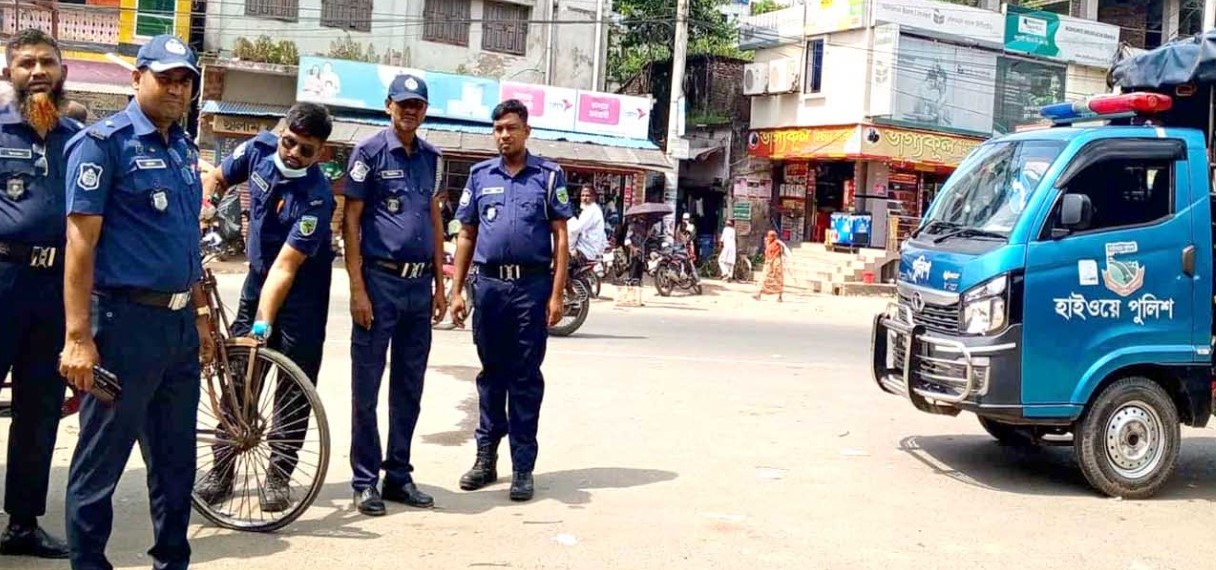 ঝিকরগাছায় দূর্গাপূজা উপলক্ষে যানজট নিরসনে পুলিশ
