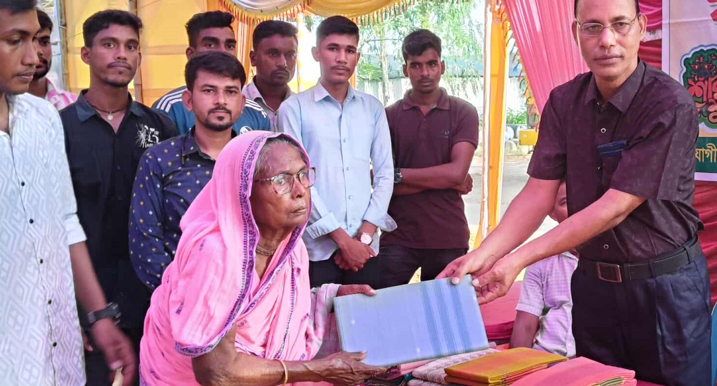 নিয়ামতপুরে দূর্গাপূজা উপলক্ষ্যে বস্ত্র বিতরণ 