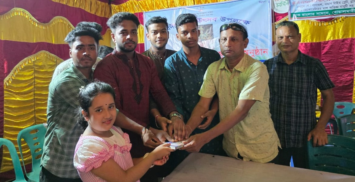 বোয়ালমারীতে হিন্দু ছাত্র পরিষদের উদ্যোগে গীতা বিতরণ 