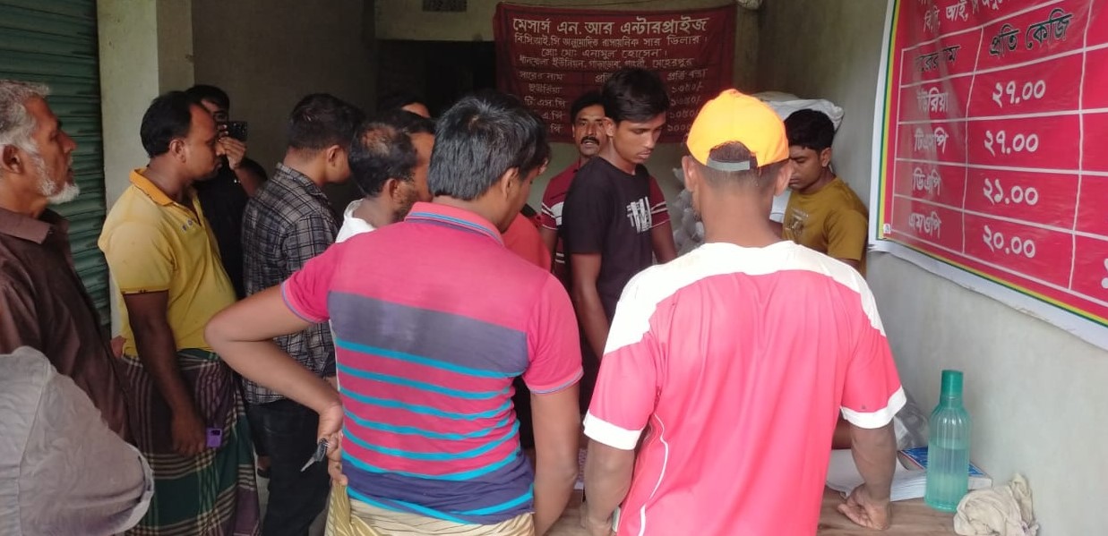 গাংনীতে বিএনপি নেতার টোকেন ছাড়া মিলছে না বিসিআইসি সার