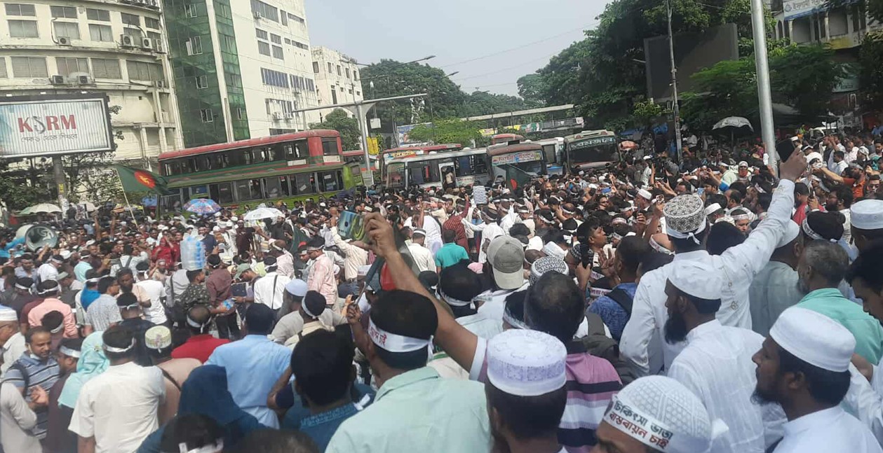 শাহবাগ অবরোধ করে শিক্ষকদের বিক্ষোভ