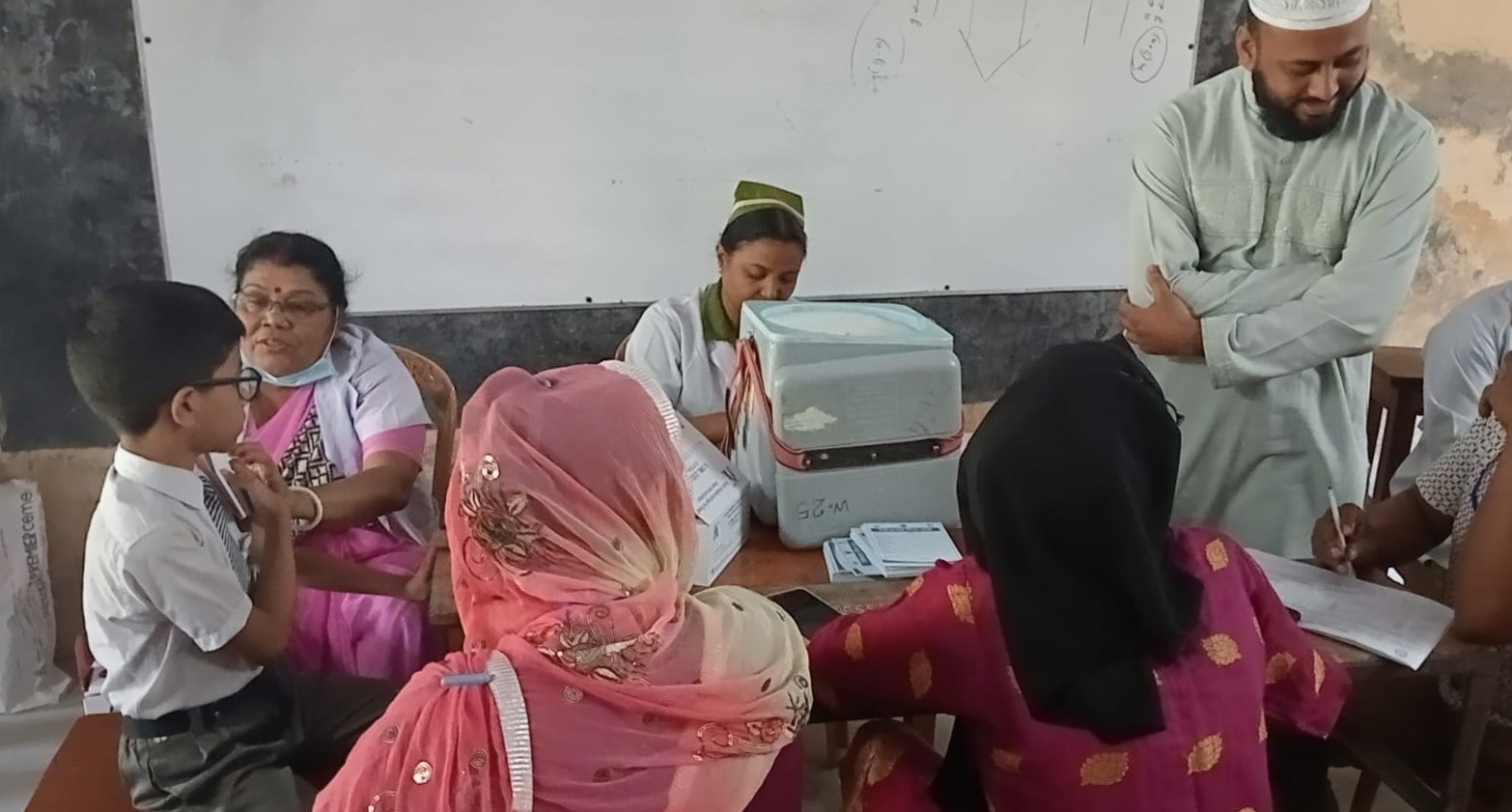 খুলনায় চলছে টাইফয়েড প্রতিরোধী টিকাদান কর্মসূচি