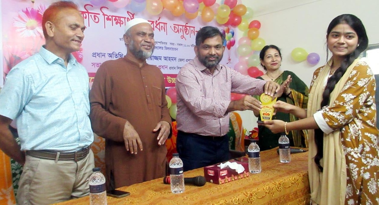 গাইবান্ধা সরকারি বালিকা বিদ্যালয়ের কৃতী শিক্ষার্থীদের সংবর্ধনা