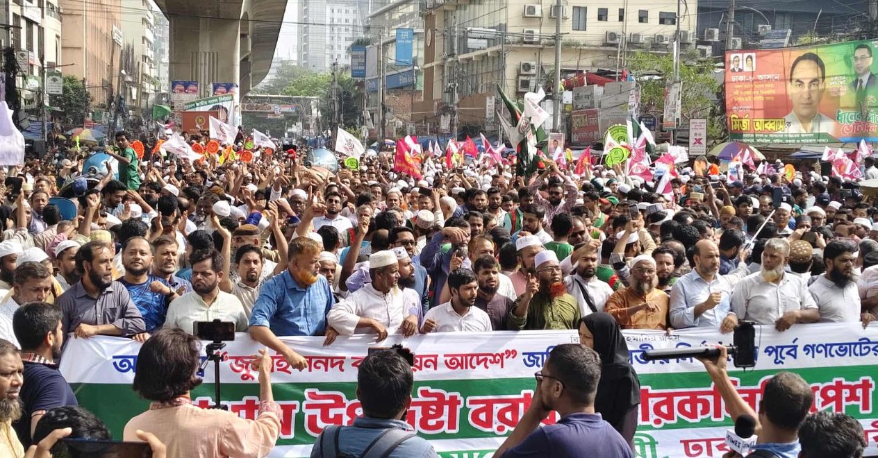 নভেম্বরেই গণভোটের দাবিতে উত্তাল রাজধানী