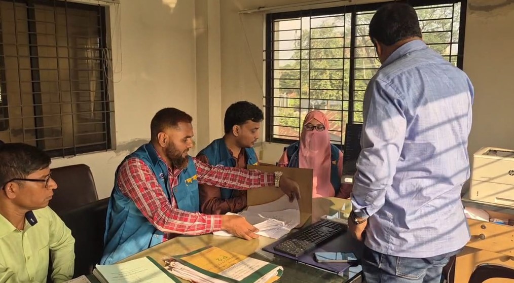 কালিয়াকৈর পৌরসভায় দুদকের অভিযান