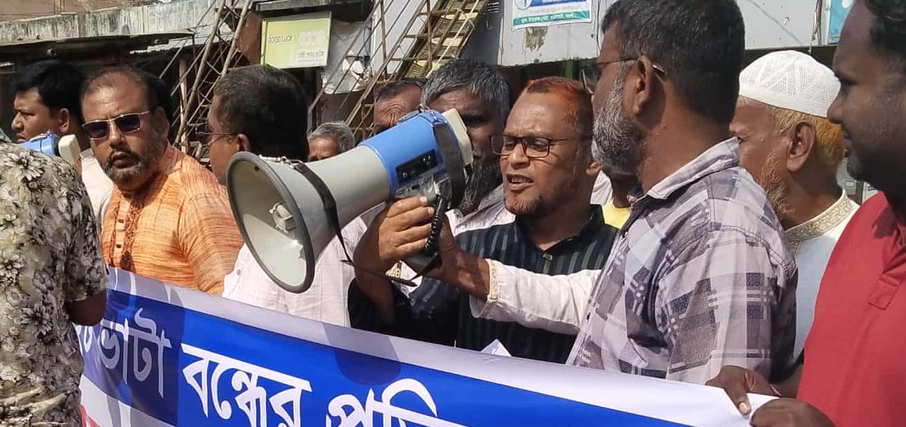 ধামইরহাটে ইট ভাটা বন্ধের প্রতিবাদে মালিক-শ্রমিকের মানববন্ধন