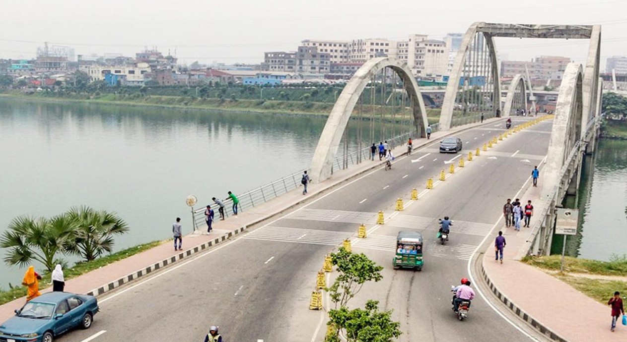 রাজধানীতে ককটেল বিস্ফোরণ, মোটরসাইকেলে আগুন