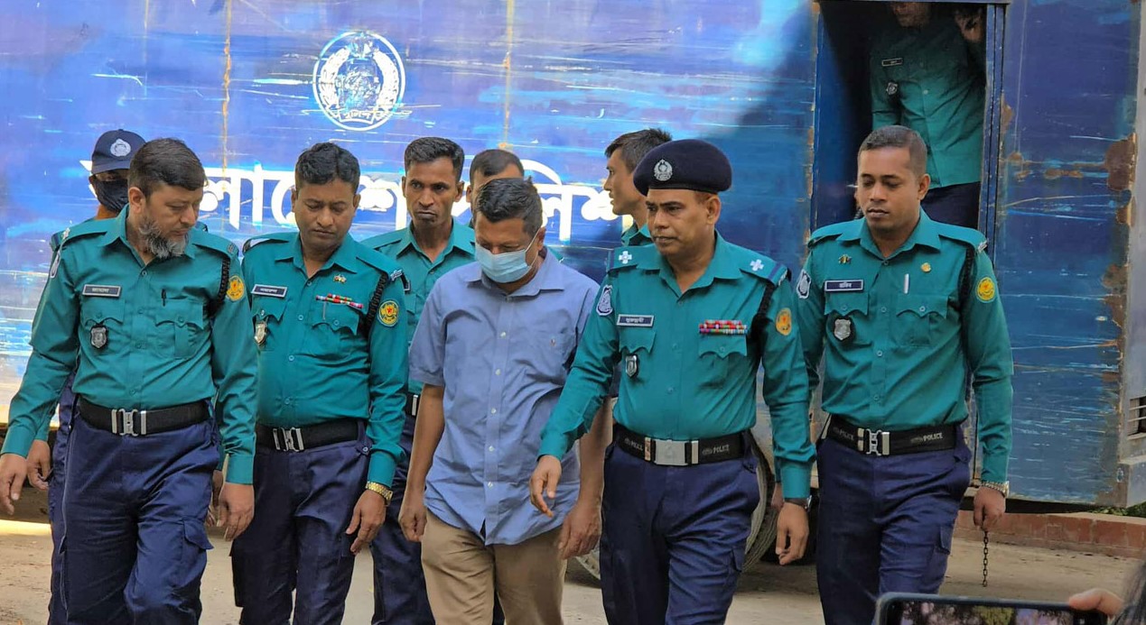 ট্রাইব্যুনালে ঢুকলেন সাবেক আইজিপি আবদুল্লাহ আল-মামুন