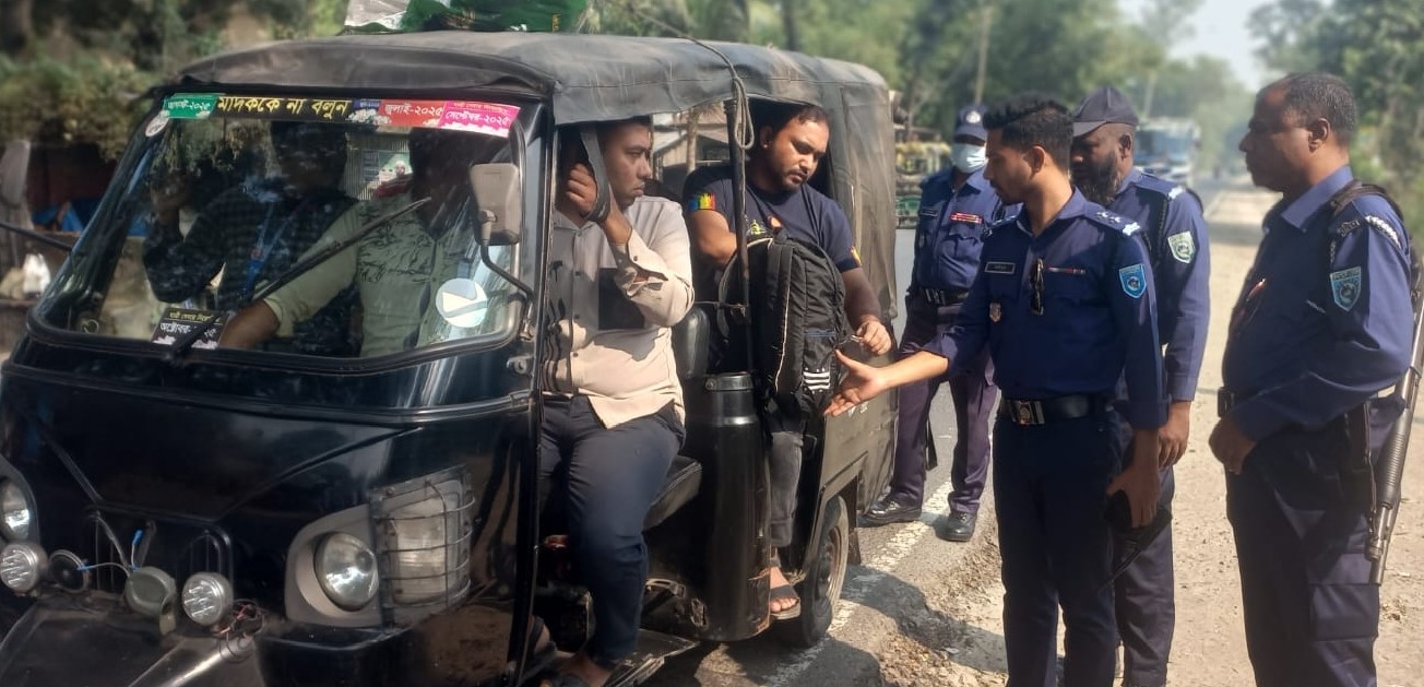 কাউনিয়ায় সতর্ক অবস্থানে পুলিশ! টহল জোরদার