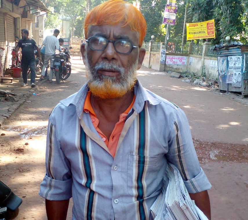 গাইবান্ধায় ৪২ বছর ধরে হেঁটে হেঁটে পত্রিকা বিক্রি করেন আজাহার আলী
