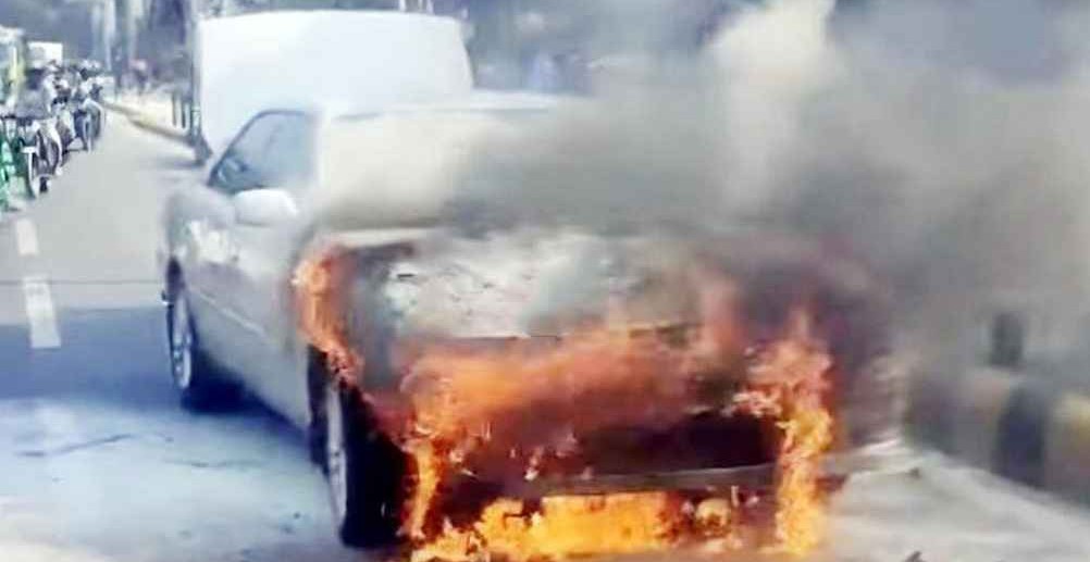 ঢাকায় প্রাইভেটকারে আগুন