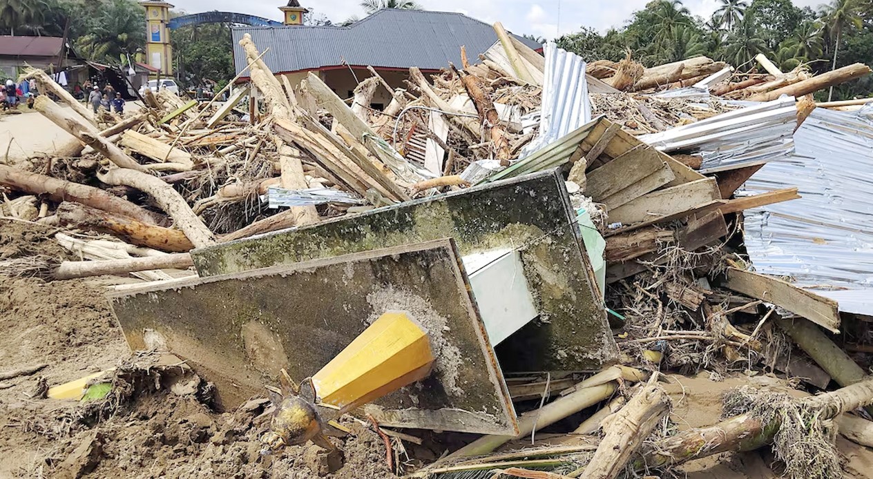 ইন্দোনেশিয়ায় বৃষ্টি-বন্যা-ভূমিধসে প্রাণহানির সংখ্যা ৩০০ ছাড়াল