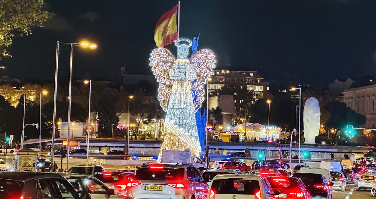 নতুন বছরকে স্বাগত জানাতে বর্ণিল সাজে সেজেছে স্পেন