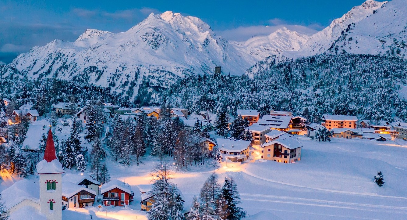 পর্যটকের স্রোতে বিপর্যস্ত শহর