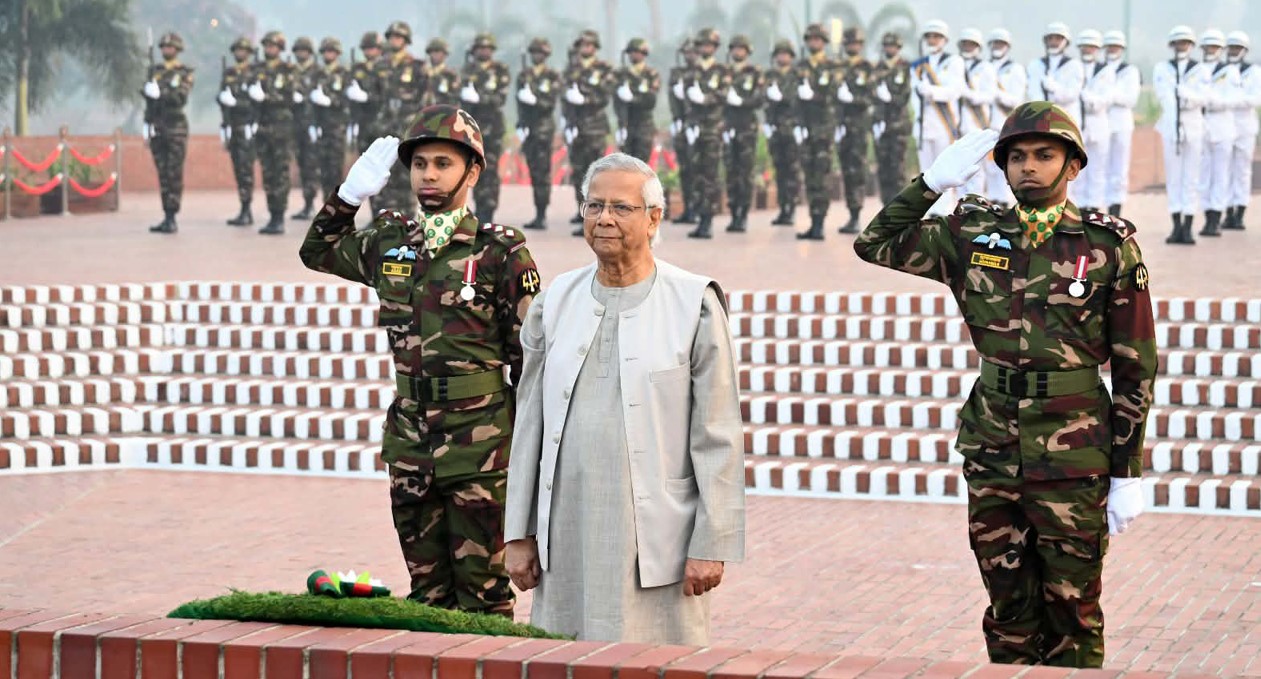 বিজয় দিবসে বীর শহীদদের প্রতি শ্রদ্ধা জানালেন প্রধান উপদেষ্টা