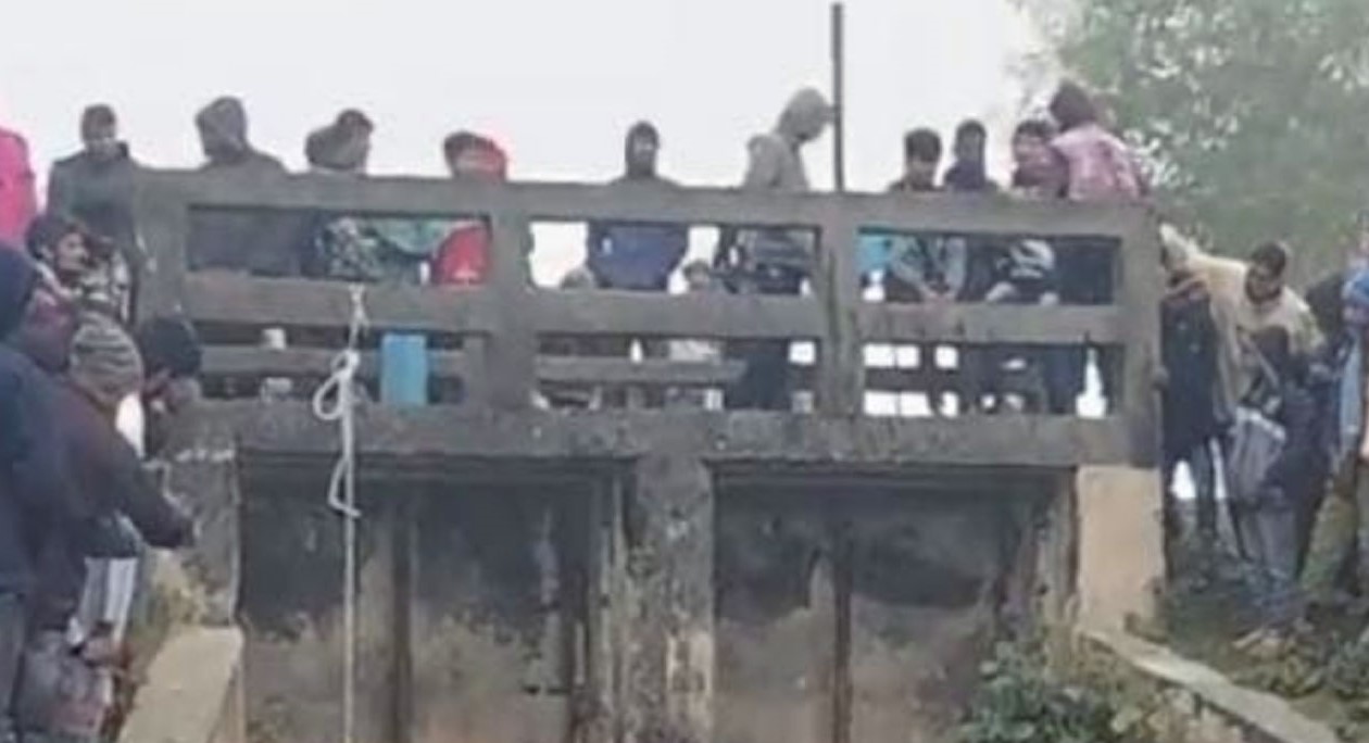 তিস্তা সেচ ক্যানেলের ব্রিজ থেকে যুবকের ঝুলন্ত মরদেহ উদ্ধার