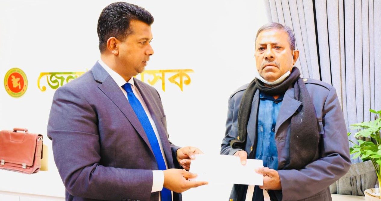অসুস্থ শিক্ষক ও অসহায় কলেজছাত্রের পাশে দাঁড়ালেন চট্টগ্রামের ডিসি