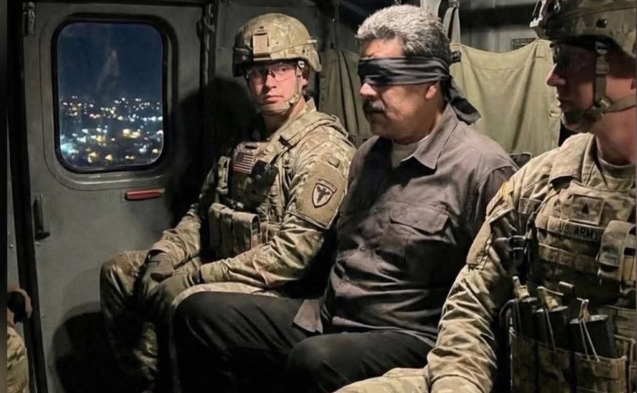 মাঝরাতে ঘুমের মধ্যে বেডরুম থেকে আটক করা হয় মাদুরো ও তার স্ত্রীকে