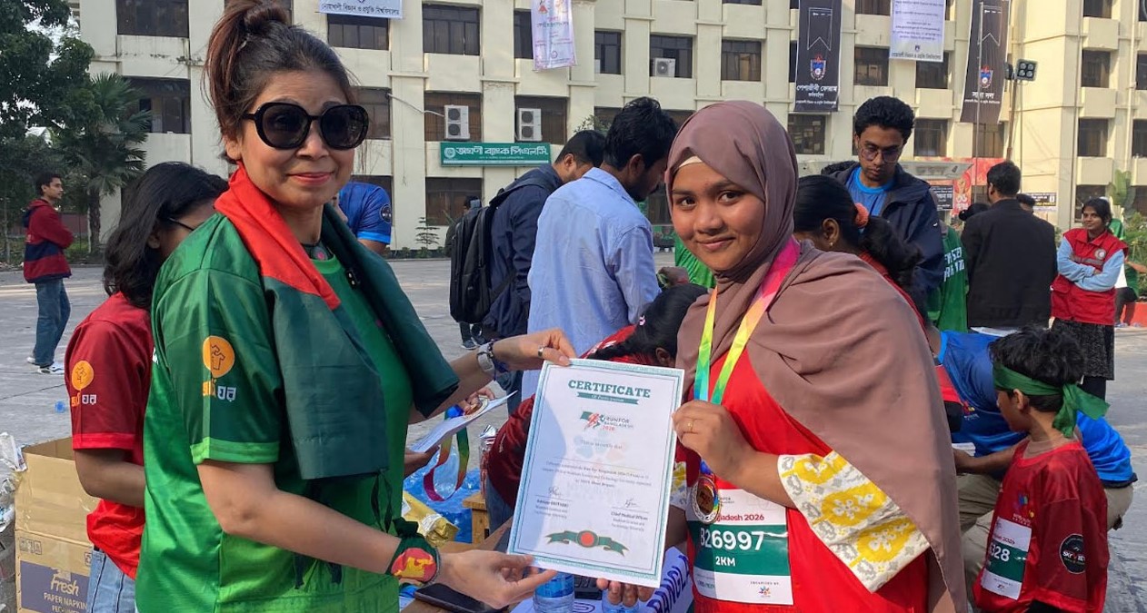 ৩০০ কিশোর-কিশোরীর সঙ্গে দৌড়ালেন বিশ্বভ্রমণকারী নাজমুন নাহার