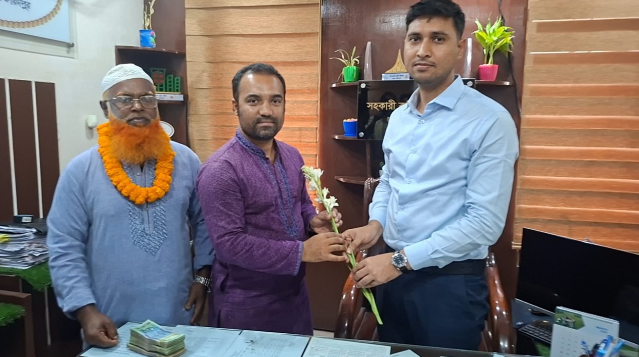 চা দোকানির সততায় দেড় লক্ষাধিক টাকা ফেরত পেলেন বৃদ্ধ