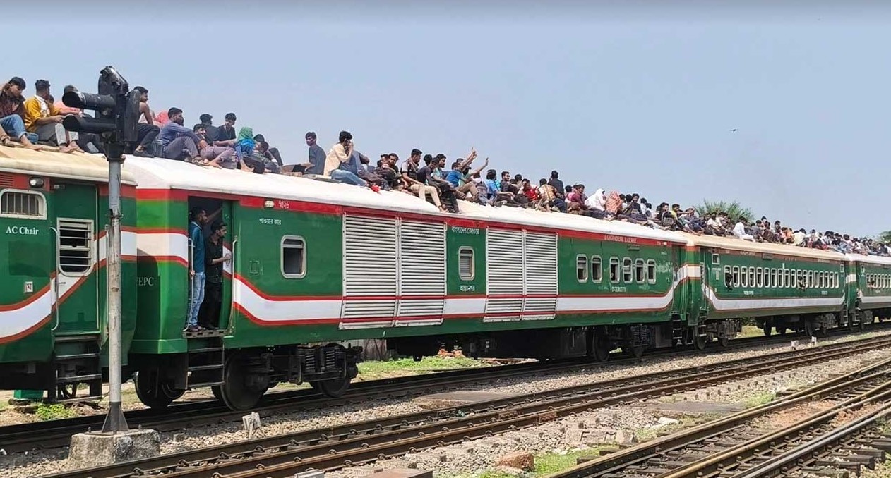 ‘বিষাদের’ নীলসাগর ছাদভর্তি মানুষ নিয়ে ঢাকা ছাড়ল