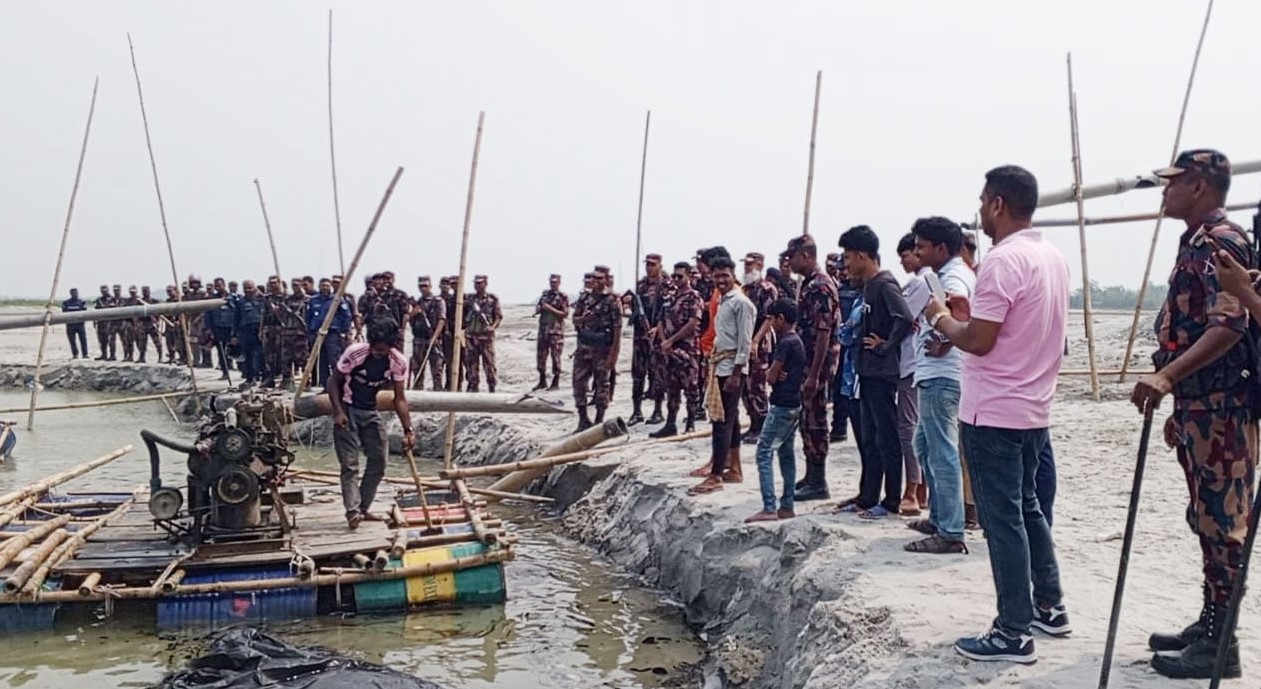 তিস্তায় পাথর উত্তোলনের সব সরঞ্জাম বিনষ্ট করল প্রশাসন