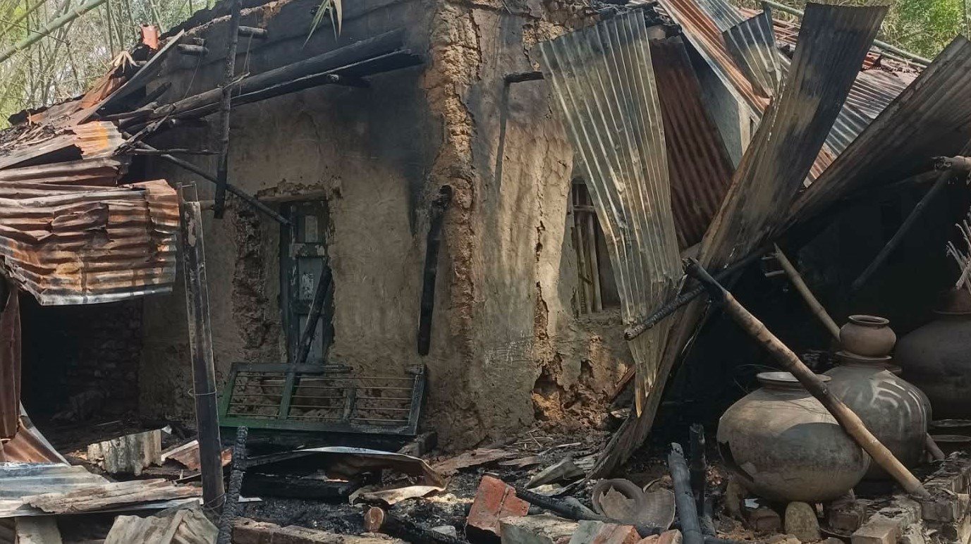 শাজাহানপুরে আত্মগোপনে থাকা স্বেচ্ছাসেবক লীগ নেতার বাড়িতে আগুন