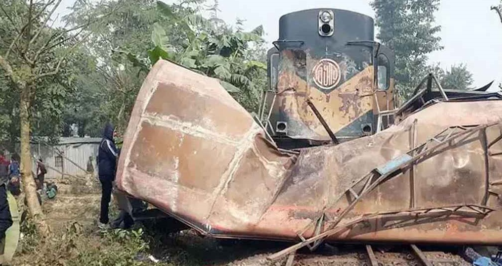 কালিহাতীতে ট্রেনে কাটা পড়ে শিশুসহ নিহত ৫
