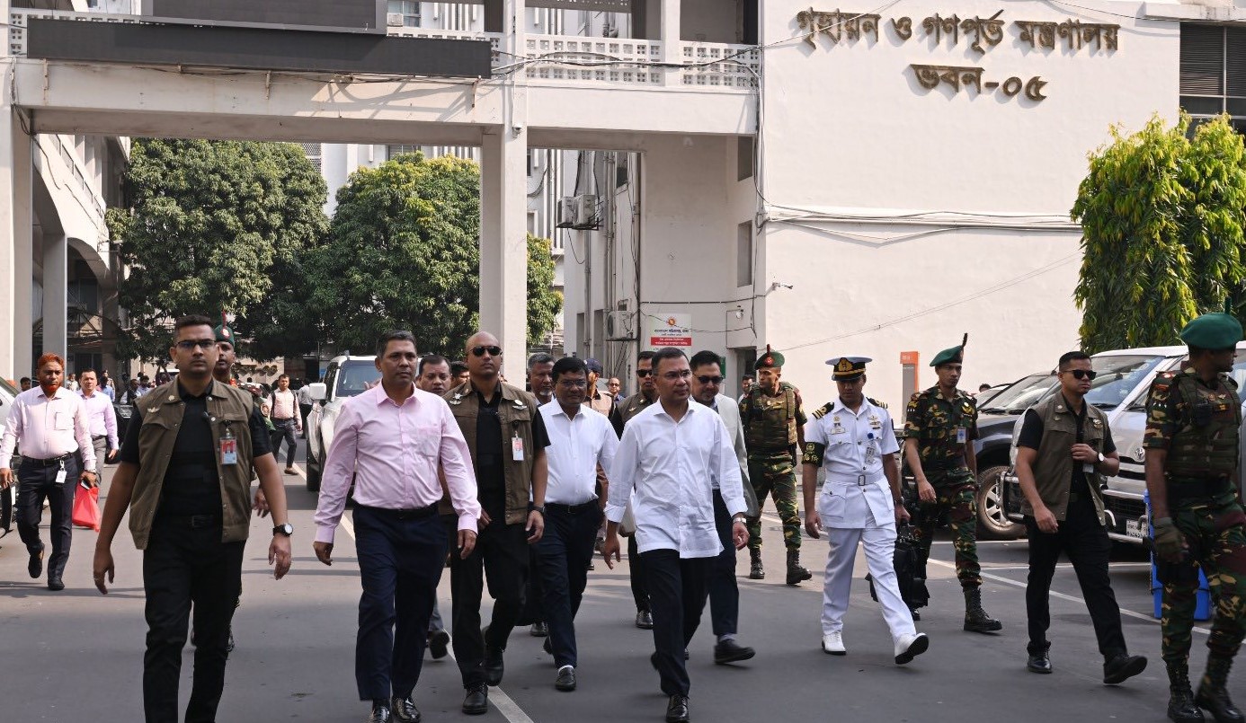 কর্মকর্তাদের উপস্থিতি নিশ্চিতে ঝটিকা পরিদর্শন প্রধানমন্ত্রীর