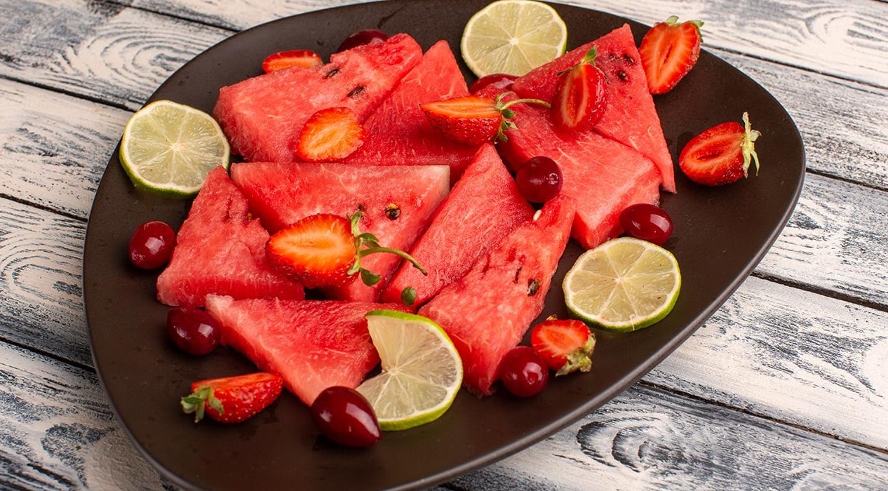 তরমুজে এক চিমটি লবণ মিশিয়ে খাবেন যে কারণে