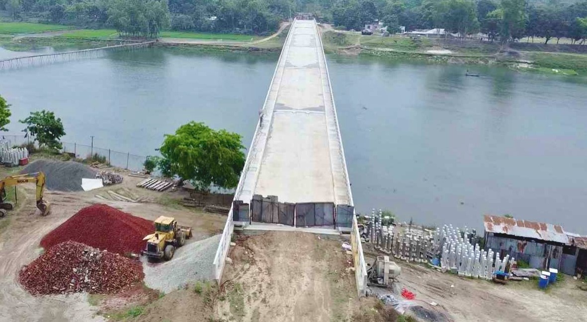 কাজে আসছে না ৩০ কোটি টাকার সেতু, বাঁশের সাঁকোয় পারাপার
