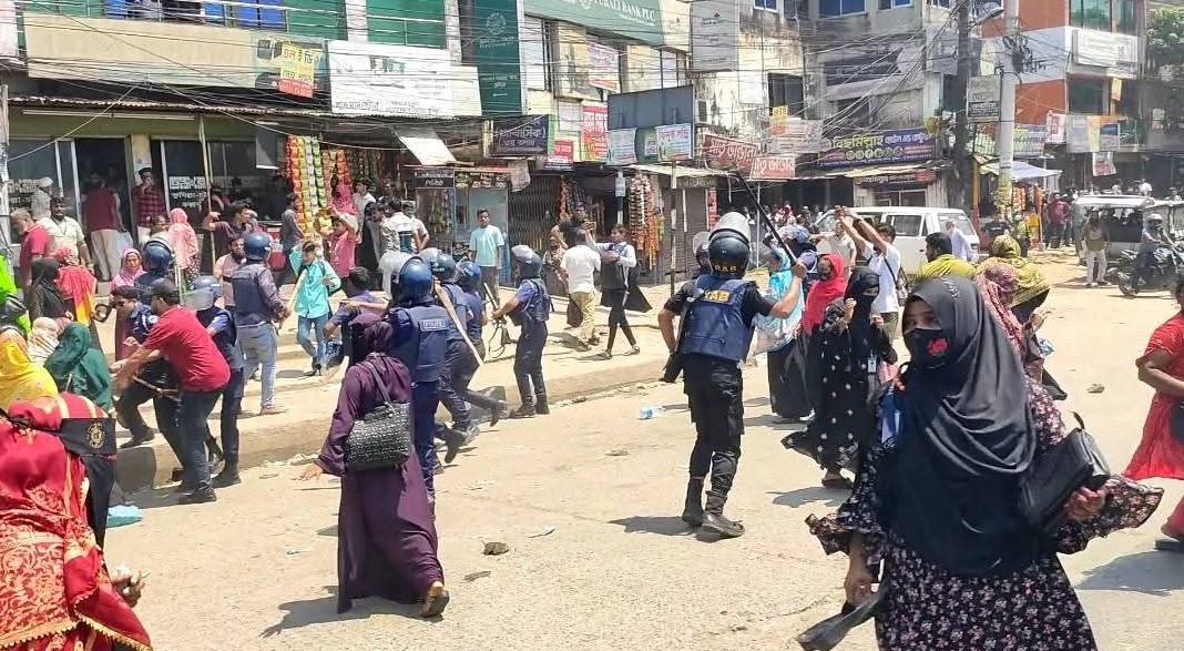 কুমিল্লায় বকেয়া বেতনের দাবিতে মহাসড়ক অবরোধ
