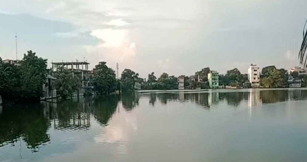 বিধিমালা উপেক্ষা করে ৩০ লাখ টাকার দিঘি ৬ লাখে ইজারা