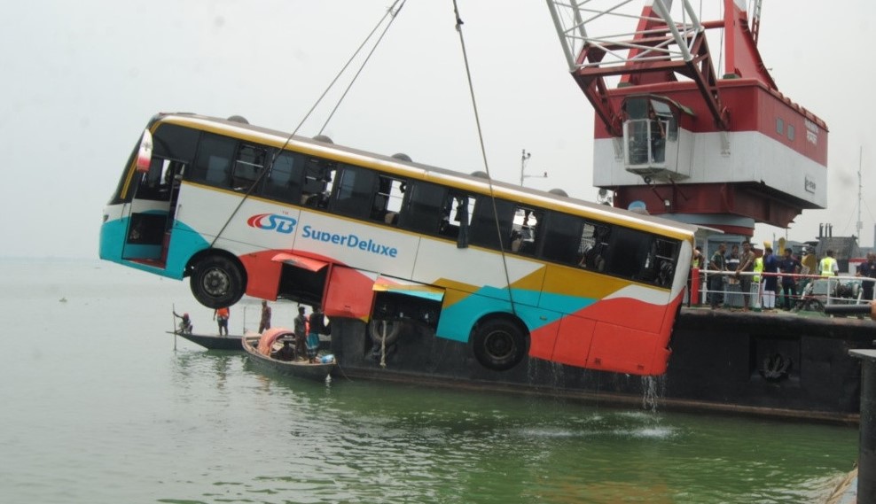 পদ্মায় ডুবে যাওয়া বাসটি উদ্ধার, হতাহতের ঘটনা ঘটেনি