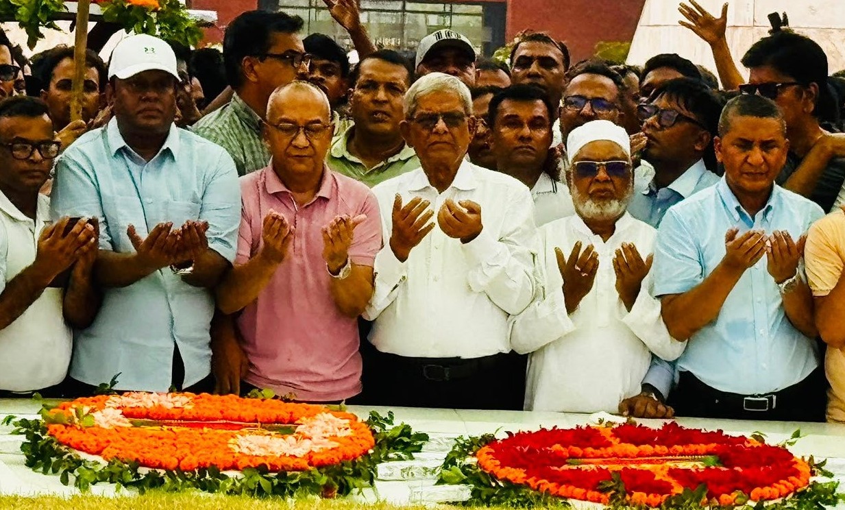 জিয়াউর রহমান-খালেদা জিয়ার সমাধিতে শ্রদ্ধা নিবেদন