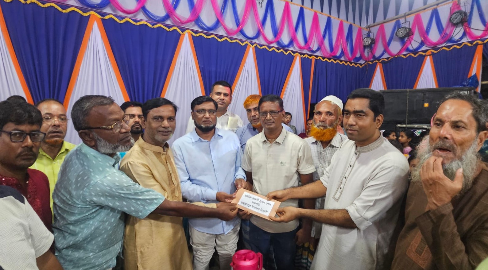দশানী পূজামণ্ডপে কৃষিবিদ মেহেদী হাসান পলাশের অনুদান প্রদান 
