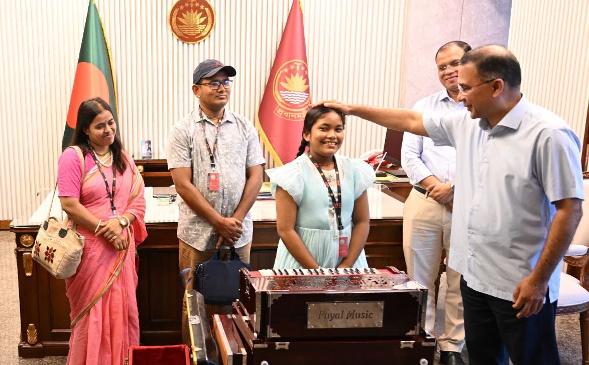 প্রধানমন্ত্রীর সঙ্গে খুদে শিল্পী অনুশ্রীর সাক্ষাৎ 