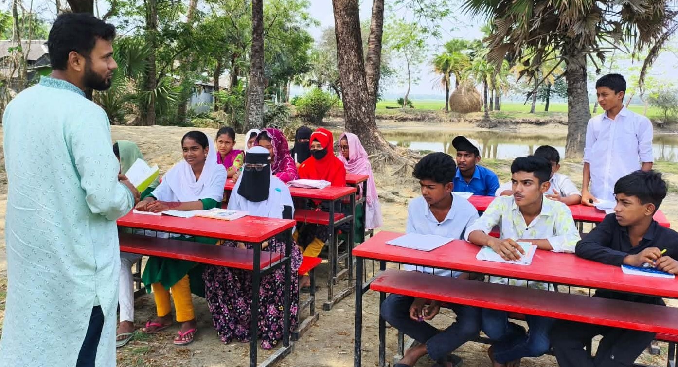 তালতলীতে খোলা আকাশের নিচে পাঠদান