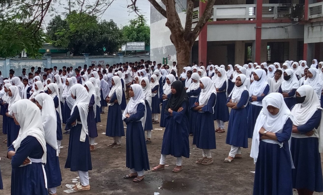 ফিরছে অনলাইন ক্লাস, কমে যাচ্ছে সাপ্তাহিক ছুটি