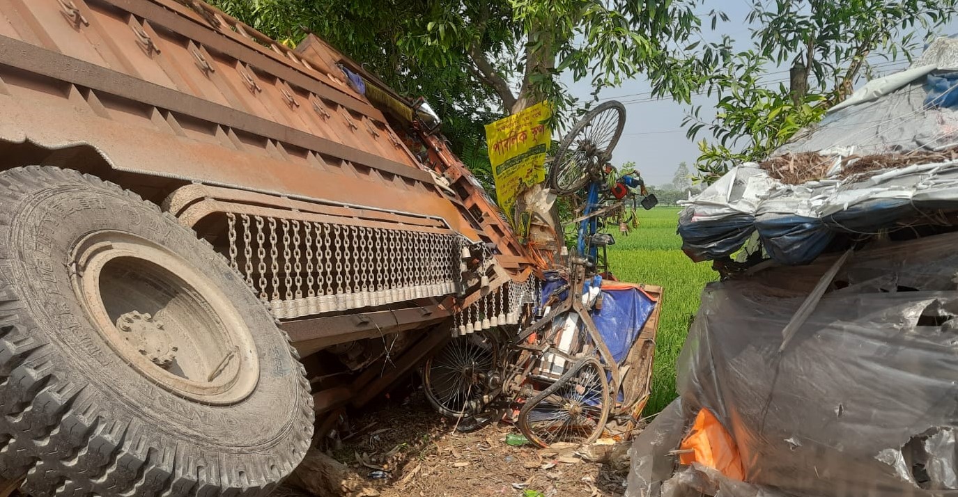 নিয়ামতপুরে সড়কে ত্রিমুখী সংঘর্ষ, নিহত ১ আহত ৬