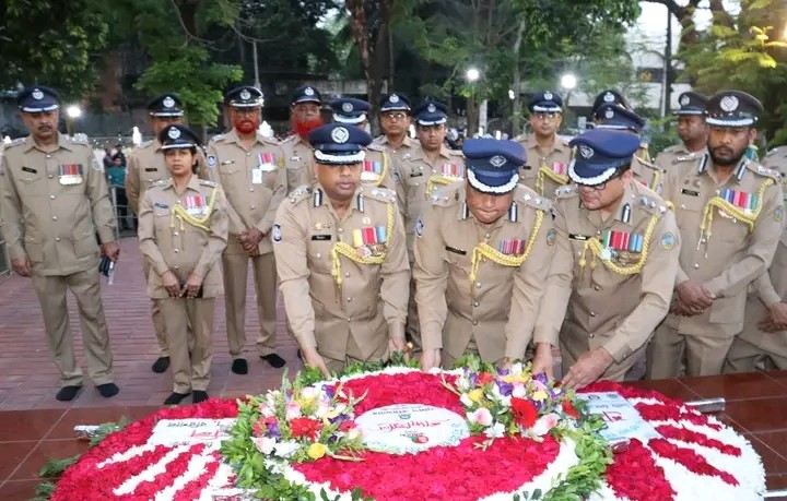 বরিশালে স্বাধীনতা ও জাতীয় দিবসে কমিশনারের শ্রদ্ধা