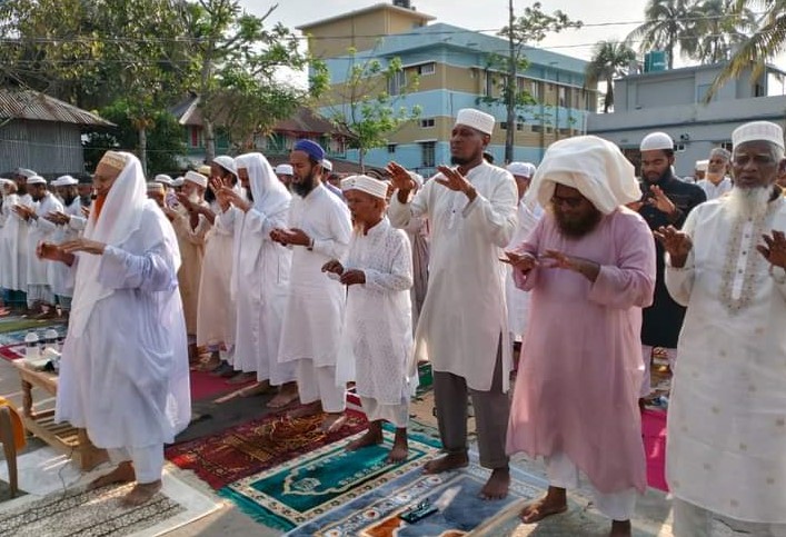 বেতাগীতে বৃষ্টির প্রত্যাশায় ইস্তিসকার নামাজ আদায়