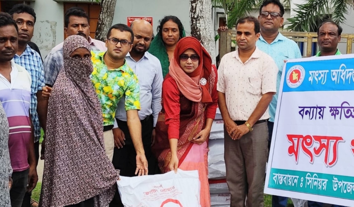পাইকগাছায় বন্যায় ক্ষতিগ্রস্ত চাষীদের মাঝে মৎস্য খাদ্য বিতরণ 