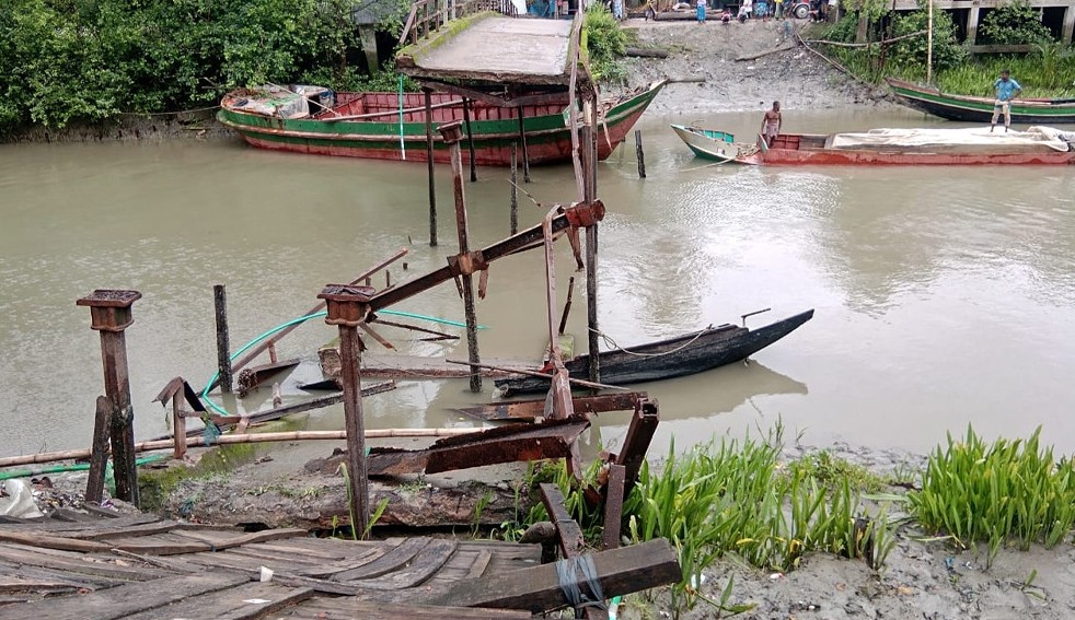 মোরেলগঞ্জে ব্রিজ ধসে তরকারি ব্যবসায়ীর মৃত্যু