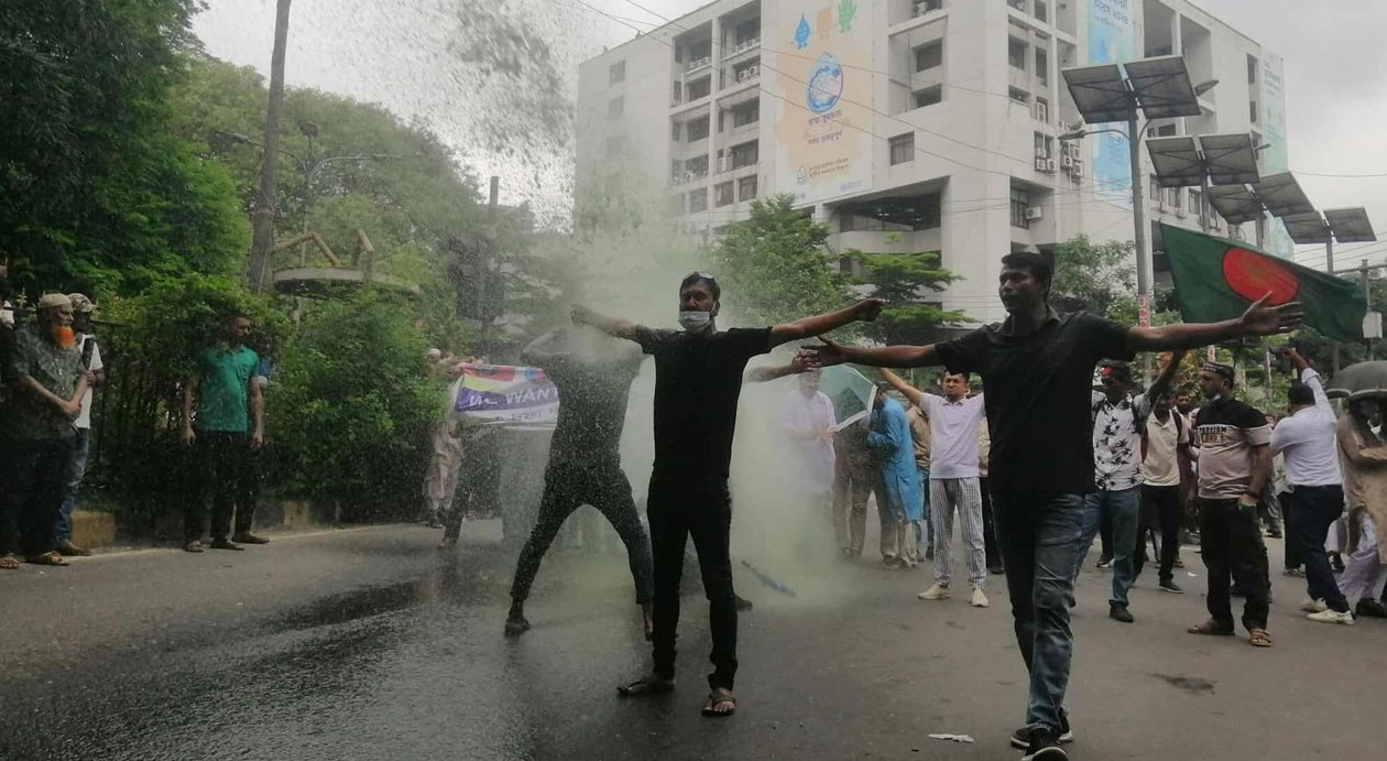 রাজধানীতে জলকামান-সাউন্ড গ্রেনেডে ছত্রভঙ্গ বিডিআর সদস্যরা