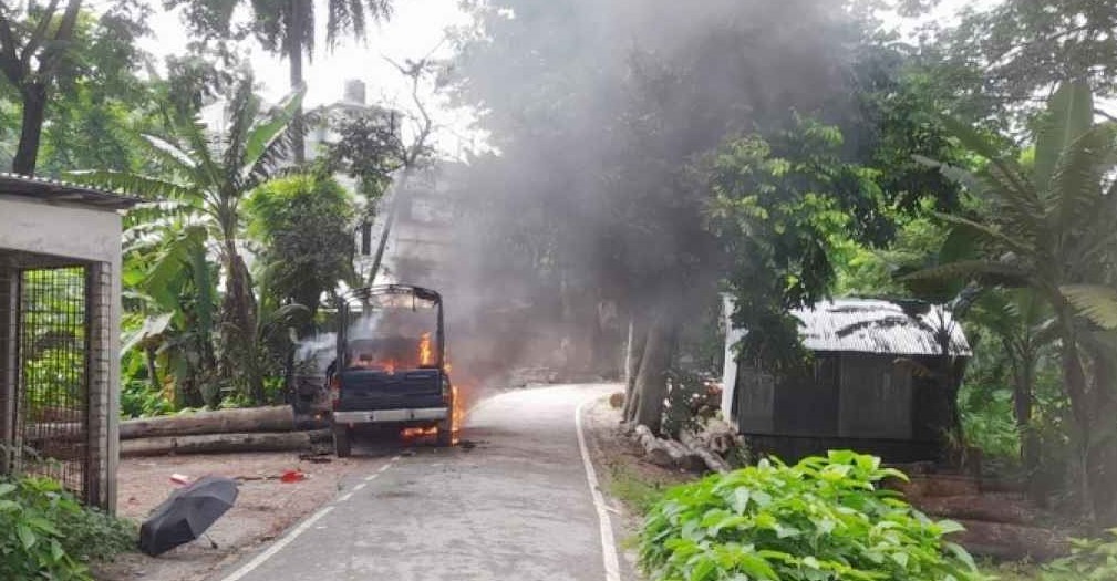 গোপালগঞ্জে পুলিশের গাড়িতে আগুন দিলো নিষিদ্ধ ছাত্রলীগ